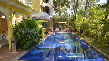 Piscine extérieure, chaises longues