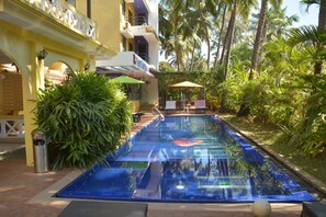 Outdoor pool, open 9:00 AM to 6:00 PM, sun loungers - The Tubki Resort (Canacona)