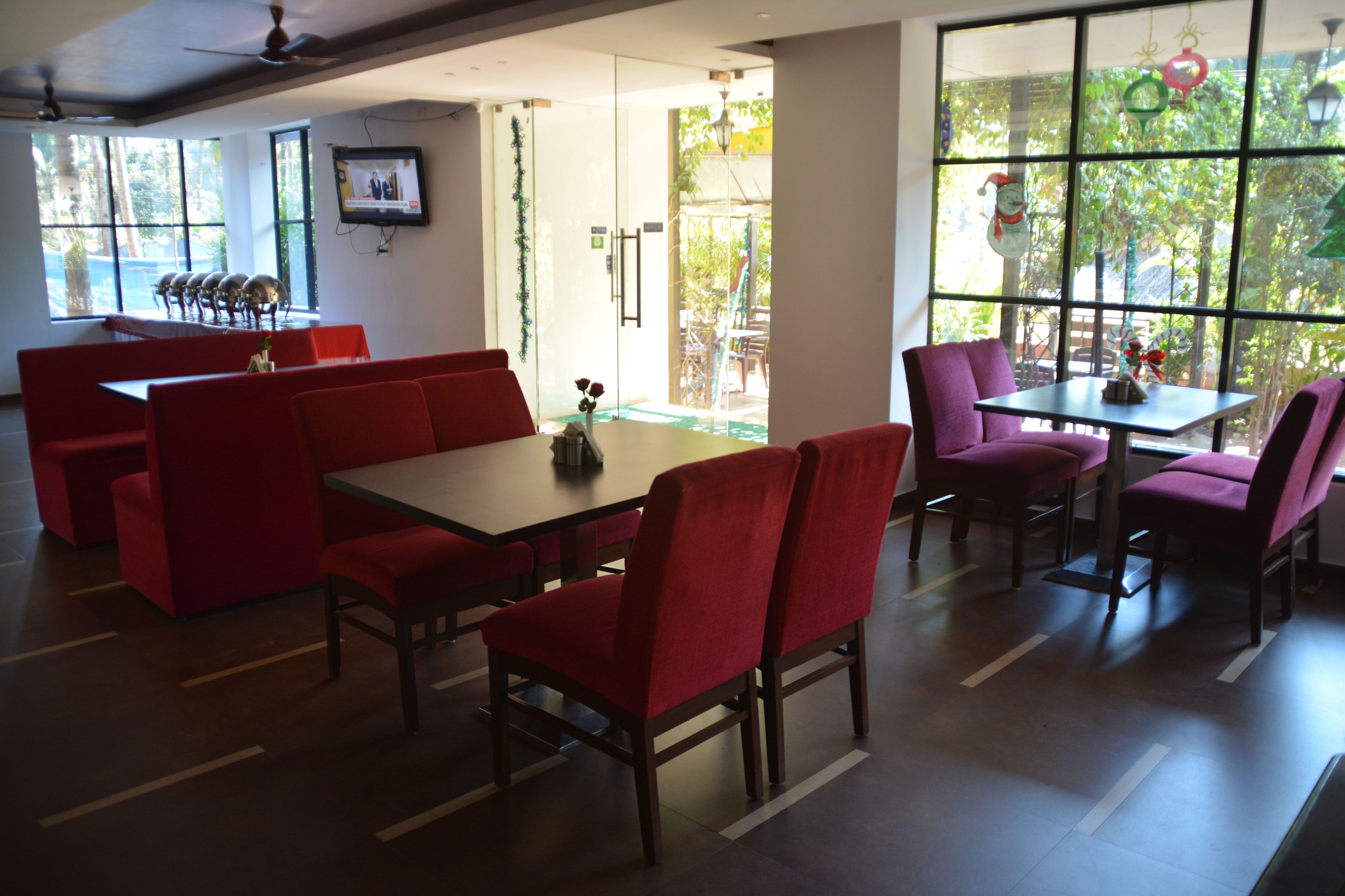 朝食、ランチ、ディナーに営業