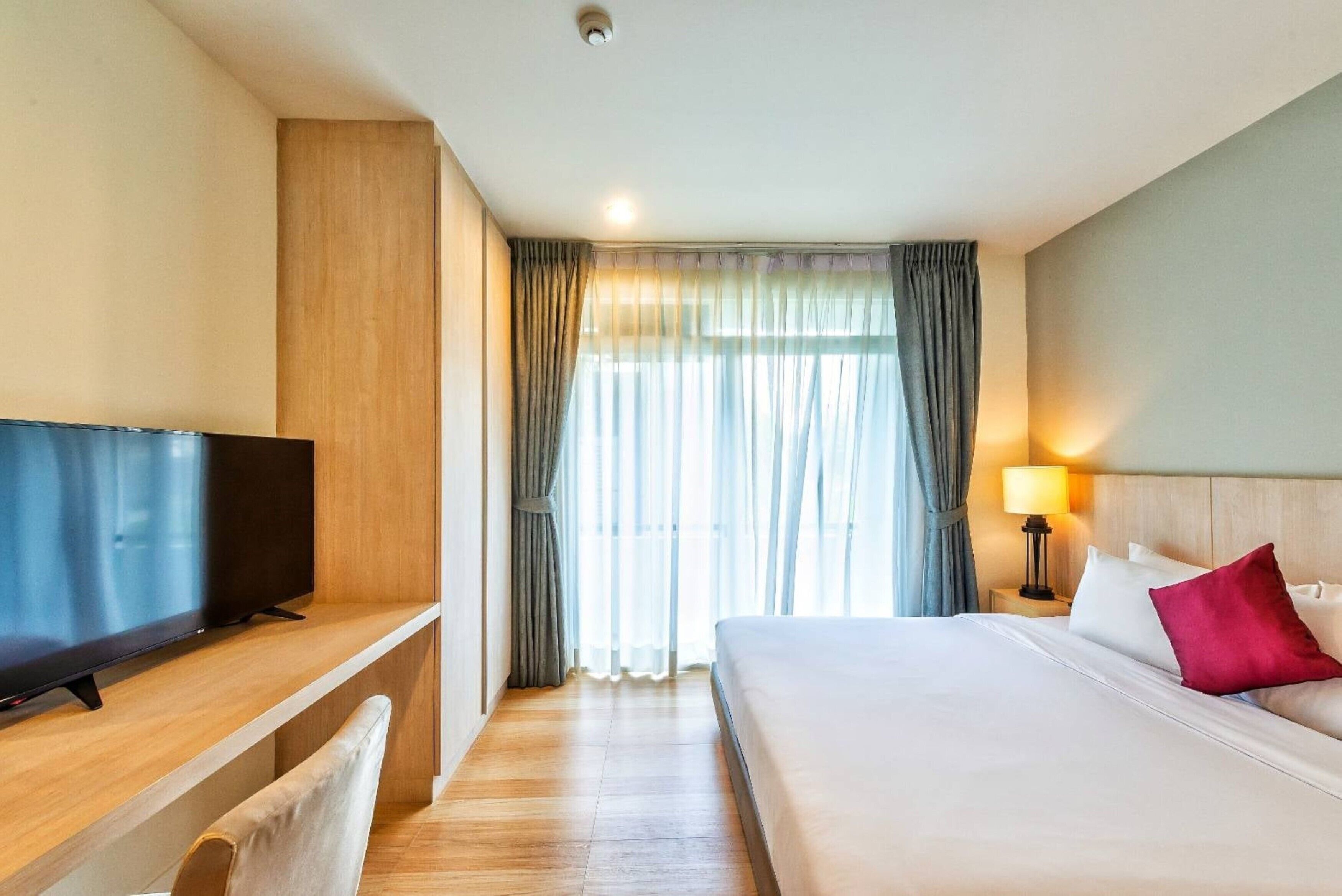Premium bedding, minibar, in-room safe, desk