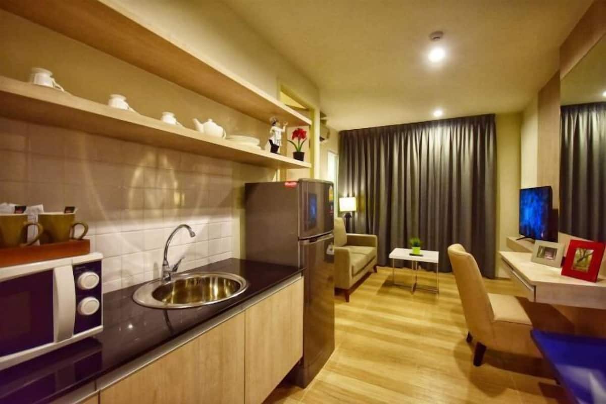 Private kitchen | Fridge, microwave, coffee/tea maker, electric kettle