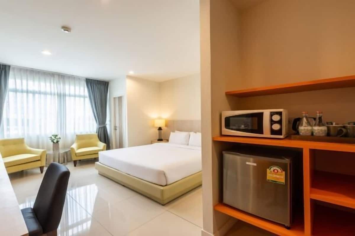 1 bedroom, premium bedding, minibar, in-room safe