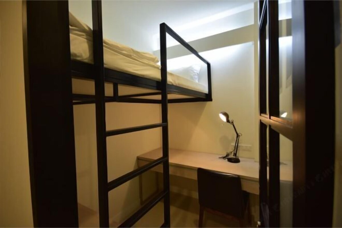 Ropa de cama de alta calidad, minibar, caja fuerte y escritorio