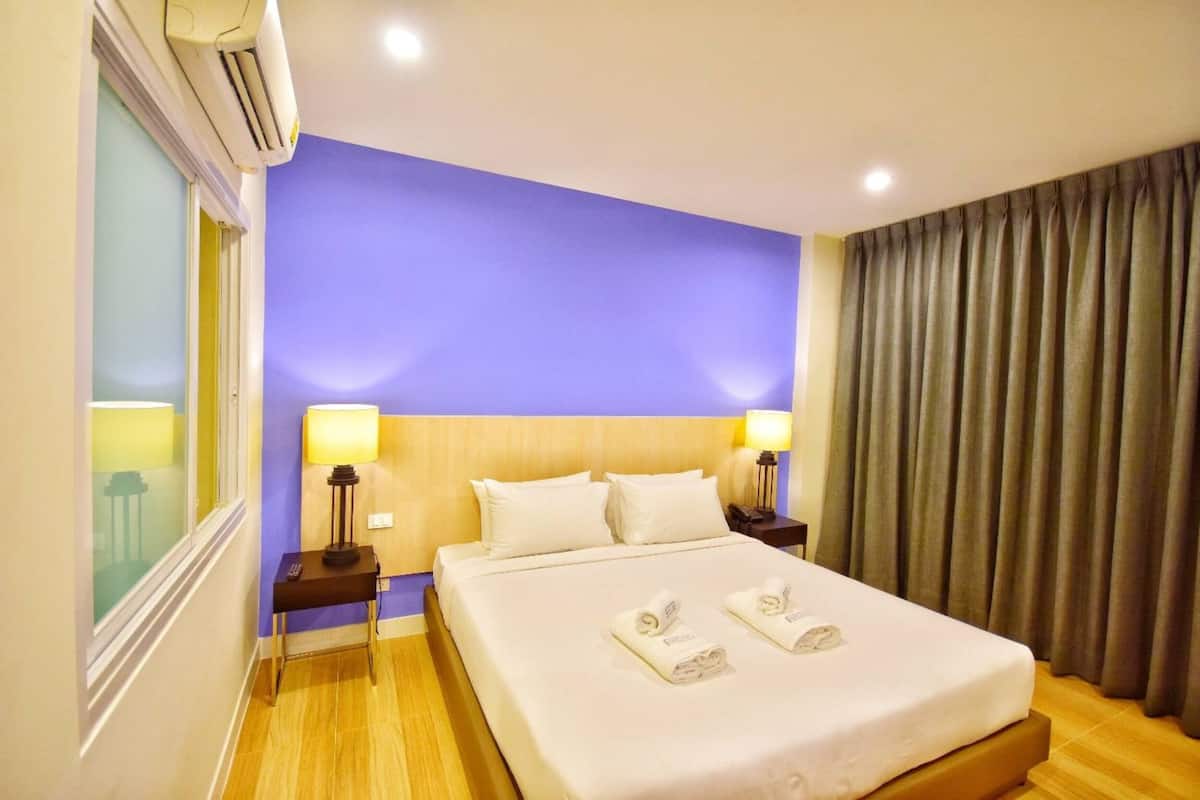 Junior Suite | 1 bedroom, premium bedding, minibar, in-room safe