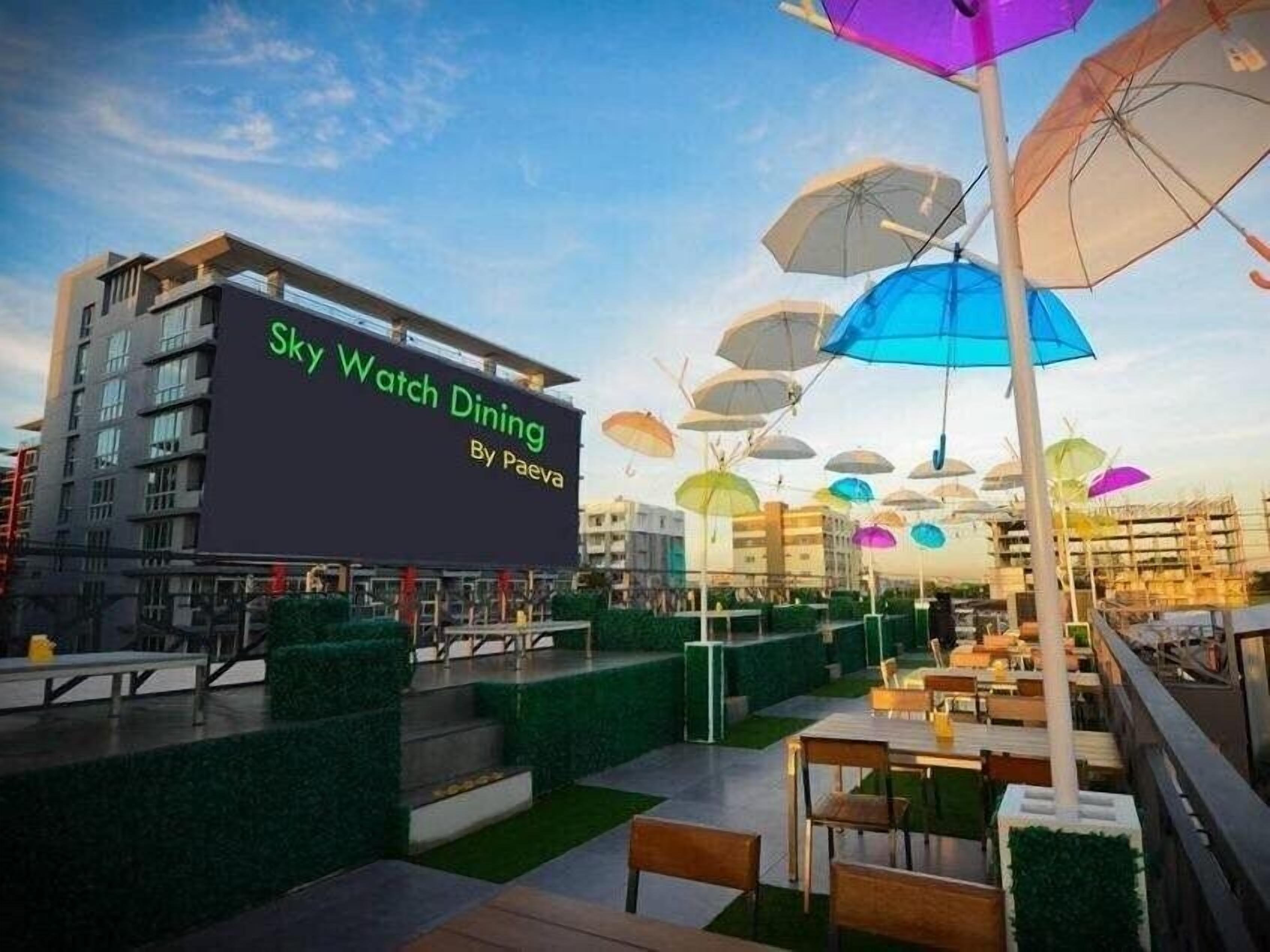 2 restaurants, lunch, dinner served; Thai cuisine 