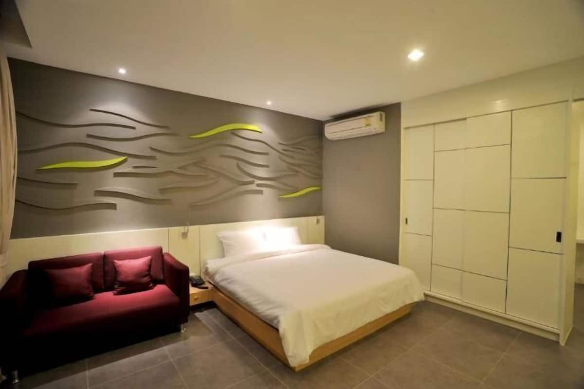 1 bedroom, premium bedding, minibar, in-room safe