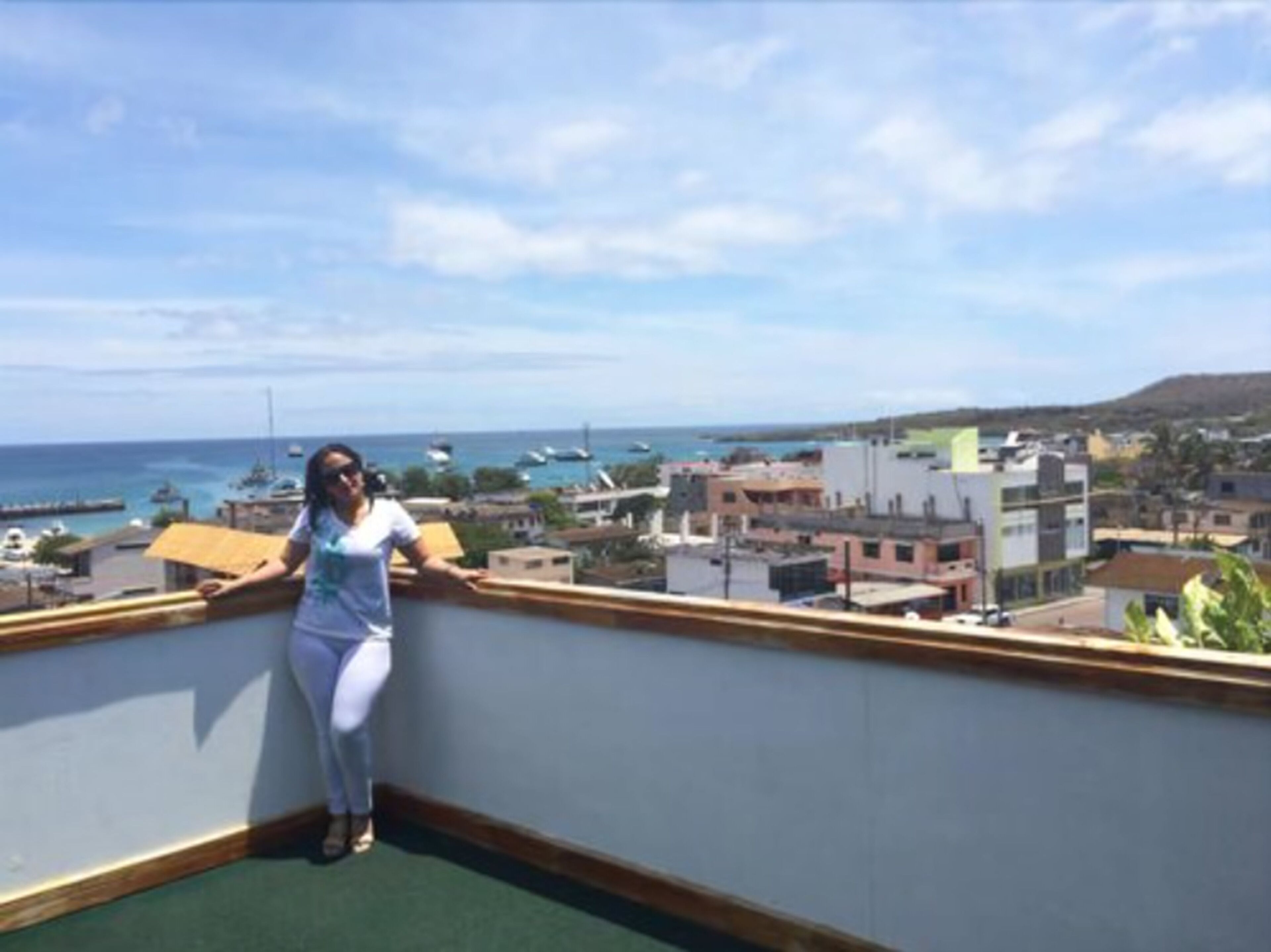 Un balcon offrant une vue dégagée sur la mer et les bâtiments.