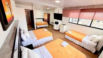 1 Schlafzimmer, Daunenbettdecken, individuell dekoriert, Schreibtisch