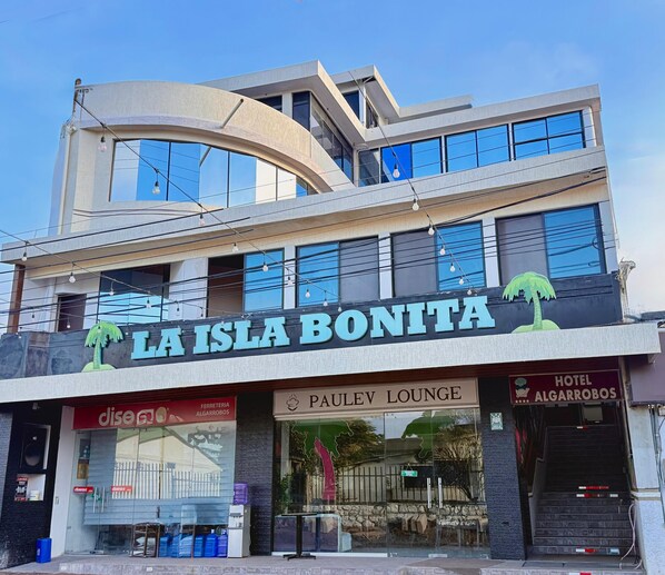 Un edificio moderno con un cartel que dice 'La Isla Bonita' y 'Paulv Lounge'.