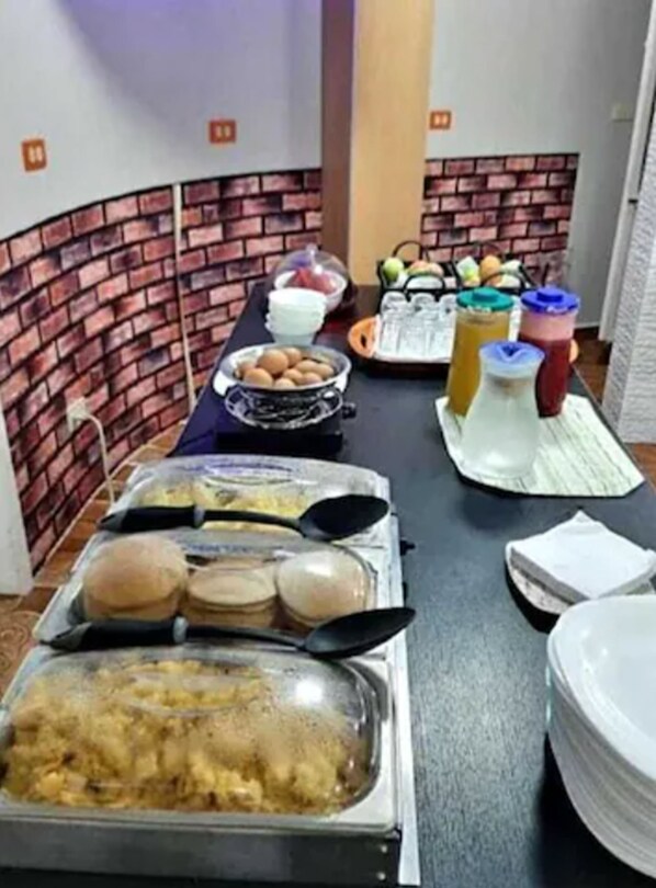 Café da manhã, almoço e jantar; local e internacional 