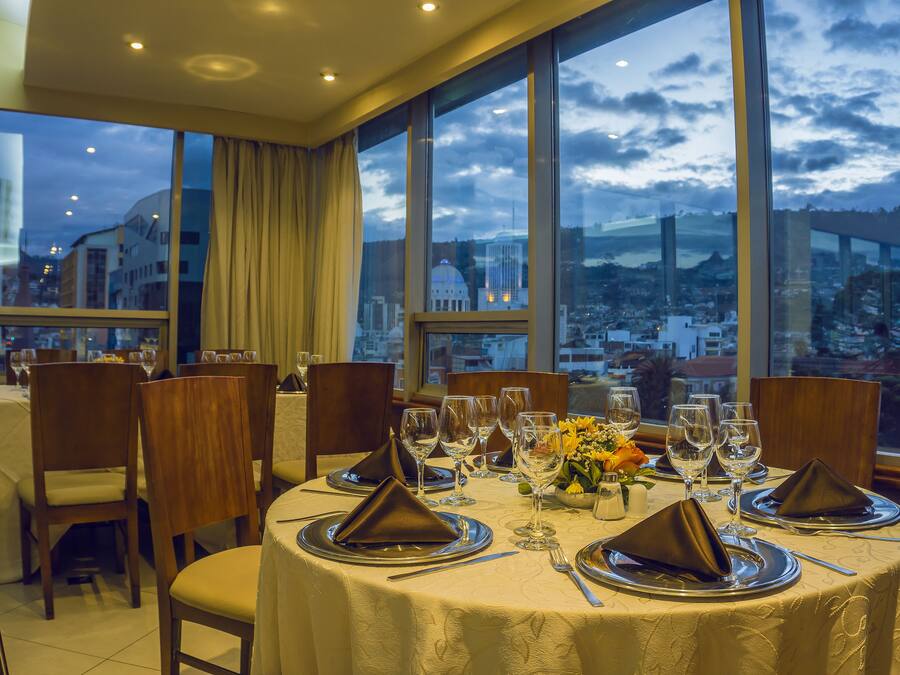 Frokost og middag serveres