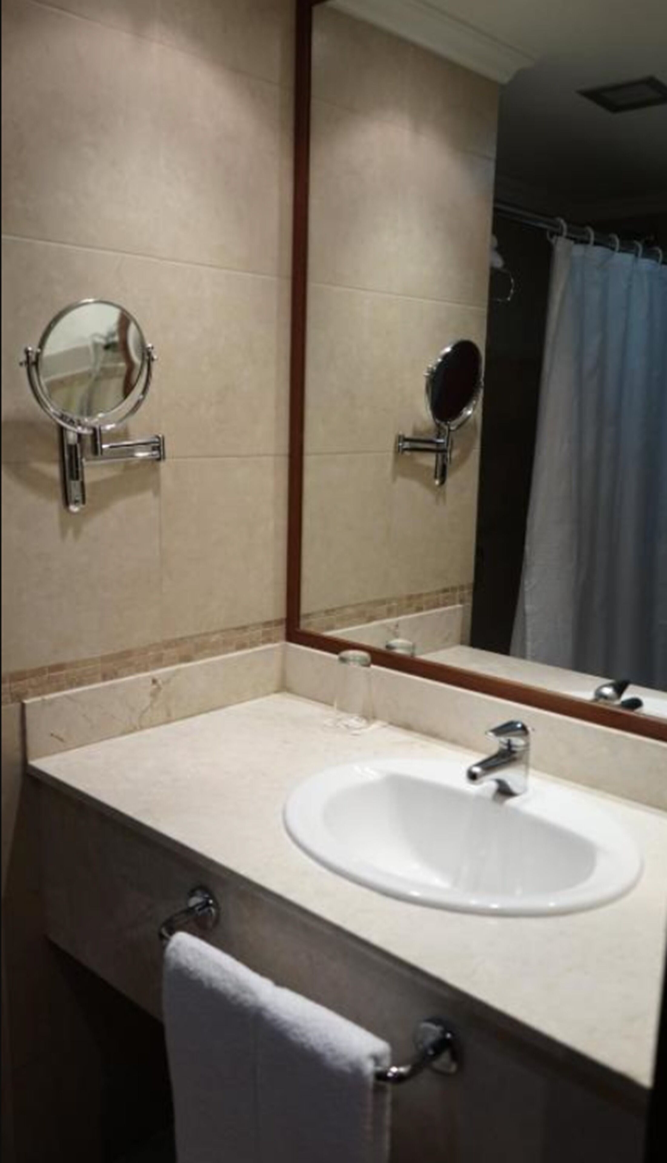 combined shower/bathtub, free toiletries, hair dryer, towels