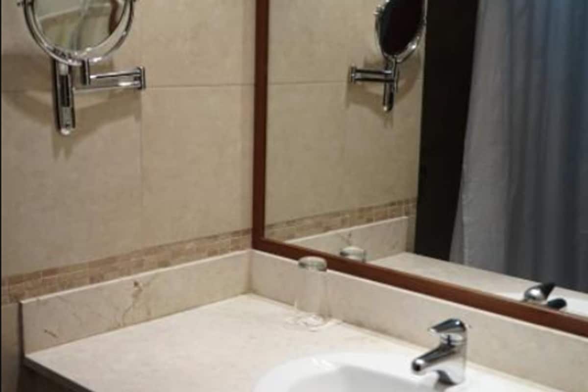 combined shower/bathtub, free toiletries, hair dryer, towels