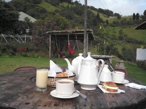 Outdoor dining - Rutun Orquídeas (Baños de Agua Santa)