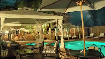 Outdoor pool, pool umbrellas, sun loungers