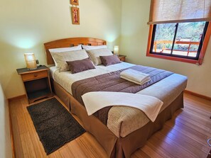 Elite bungalow, 2 slaapkamers, terras, uitzicht op tuin | Luxe beddengoed, geluiddichte muren, gratis wifi, beddengoed