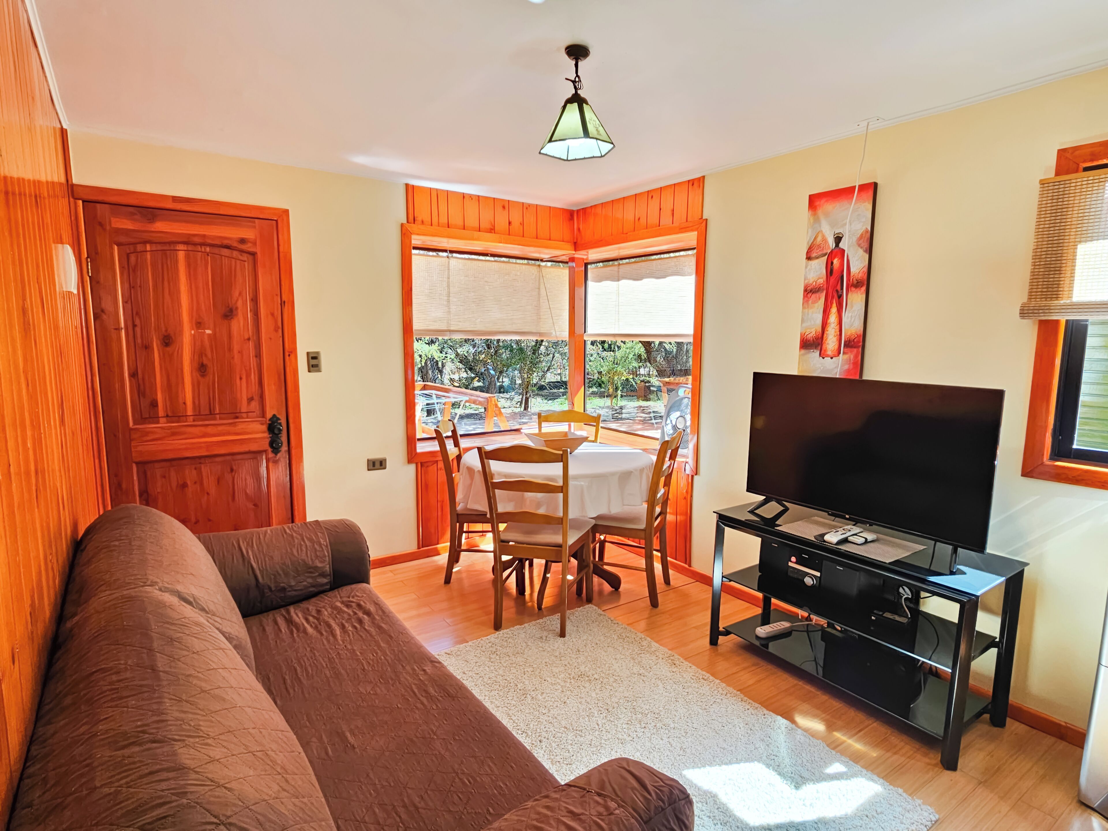 Elite-Bungalow, 2 Schlafzimmer, Terrasse, Gartenblick | Wohnbereich | 32-Zoll-Flachbildfernseher mit Satellitenempfang, Fernseher, DVD-Player