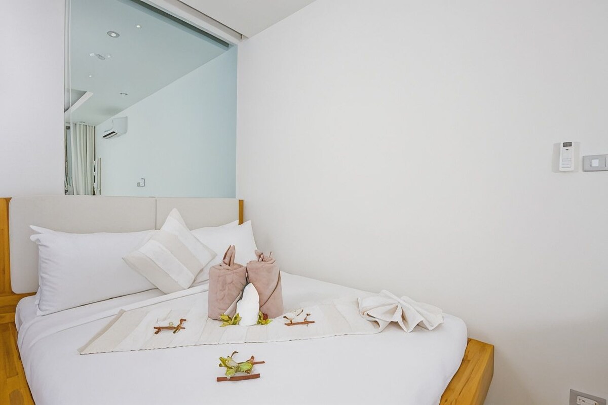 Premium bedding, down comforters, minibar, in-room safe