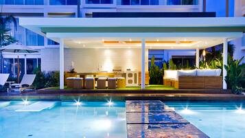 Fachada de la propiedad por la tarde o noche