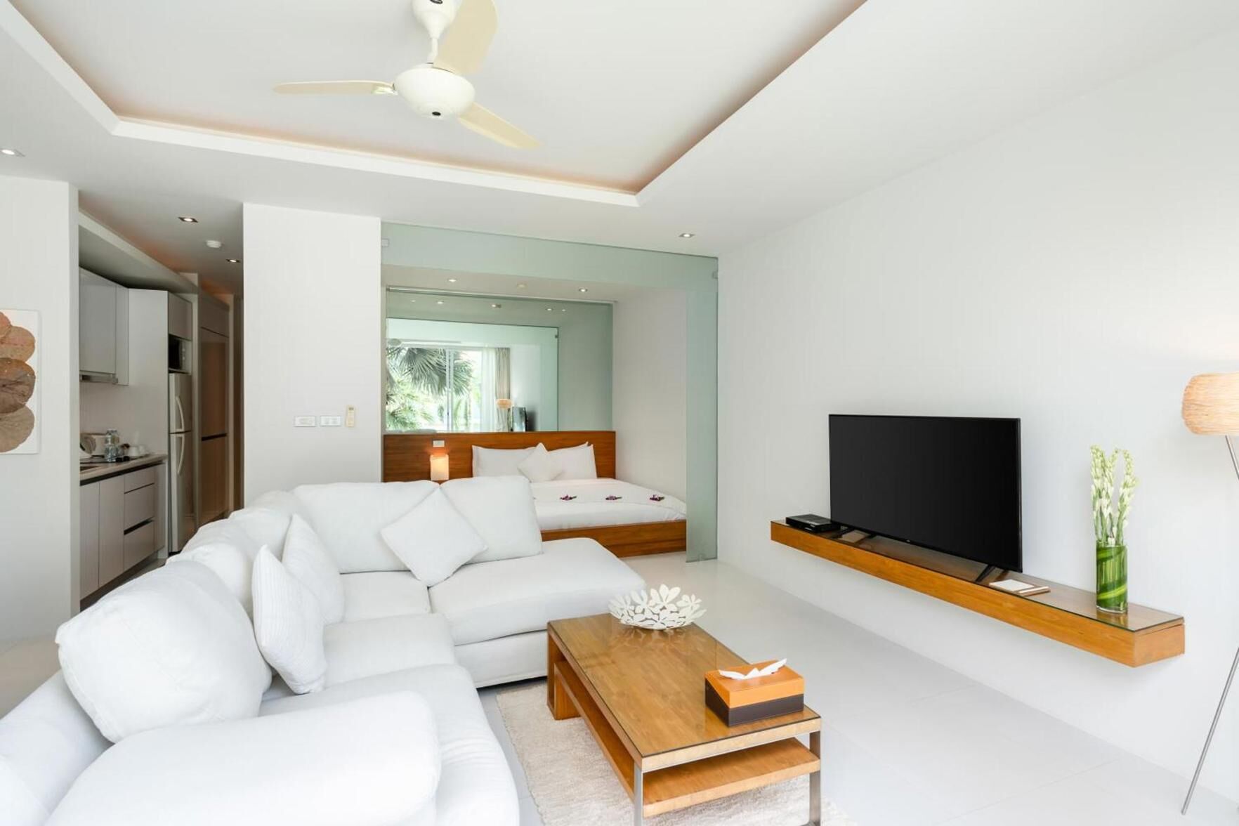 Ropa de cama de alta calidad, cubrecamas y minibar 