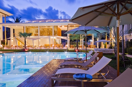 Outdoor pool, pool umbrellas, pool loungers. Chi Samui Resort