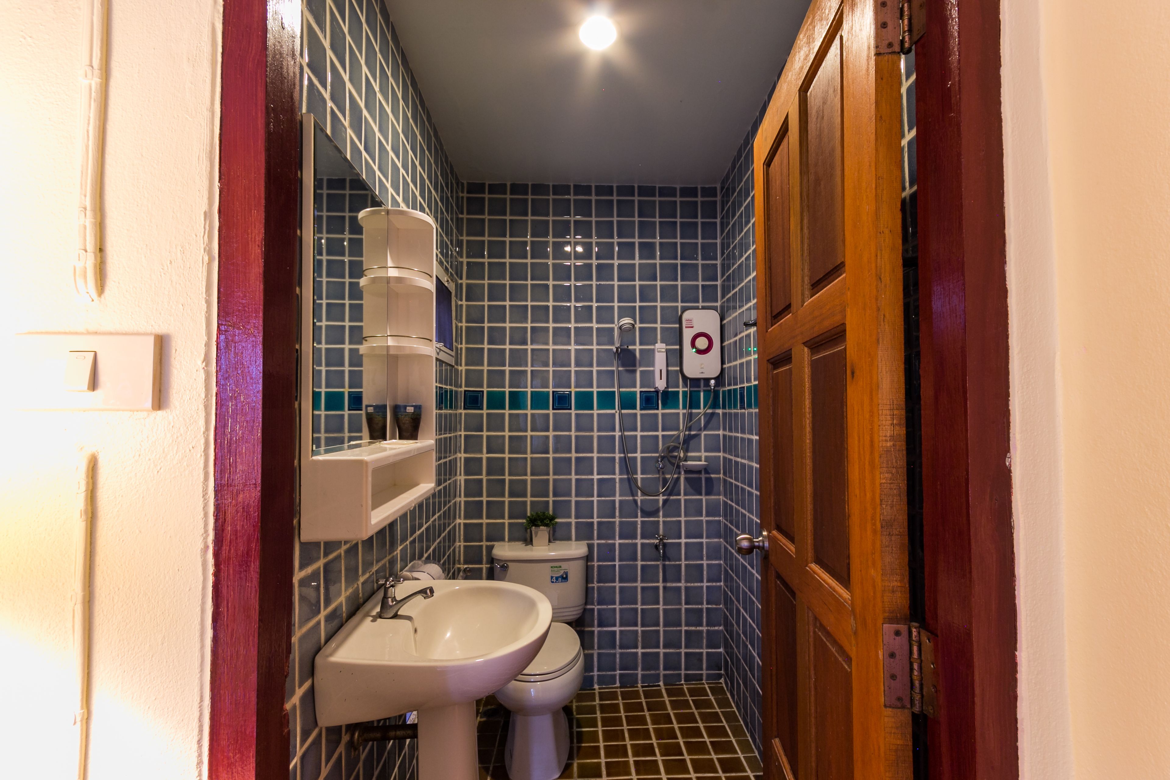 standard double bed | bathroom | free toiletries, hair dryer, slippers, towels