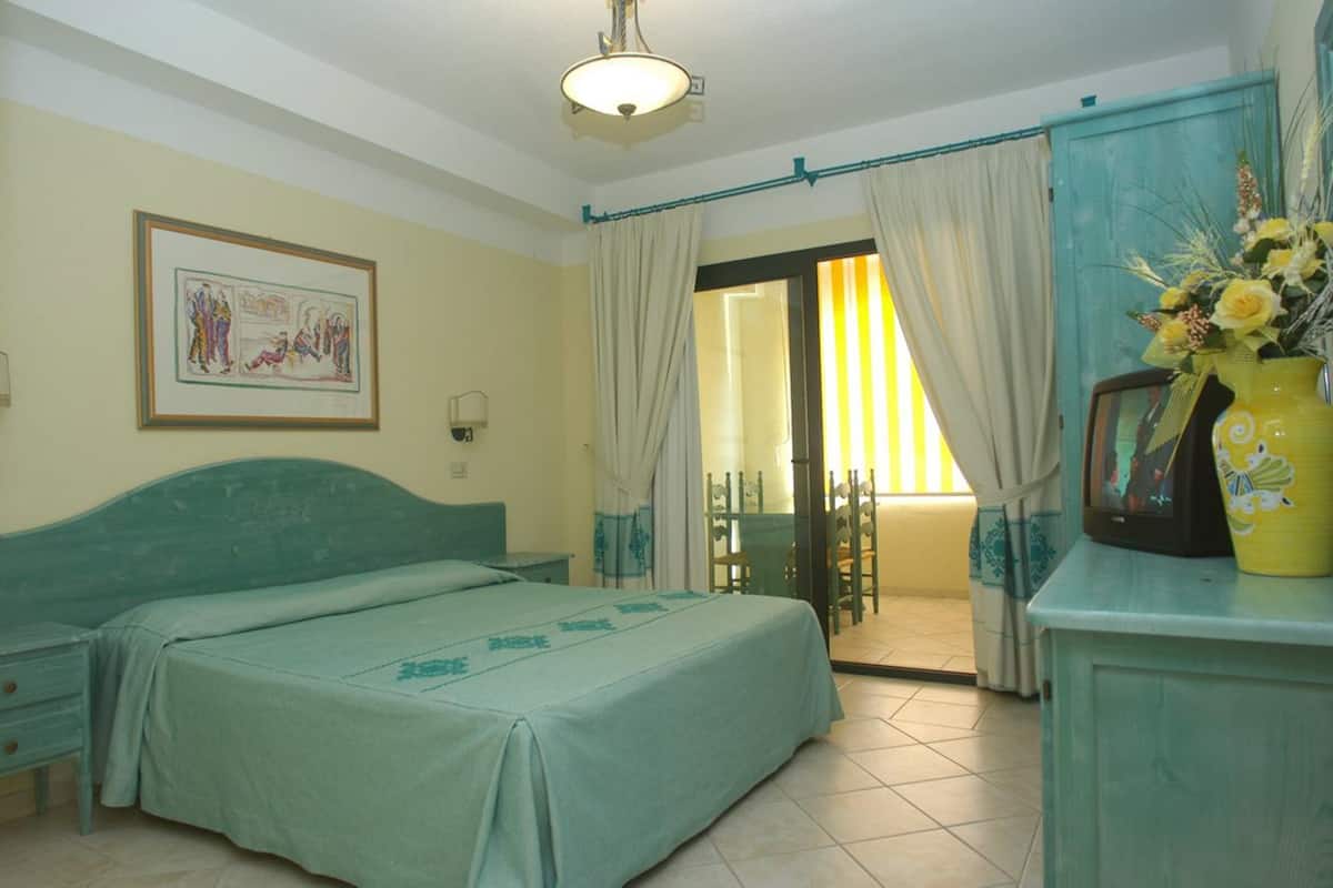 In-room safe, individually decorated, individually furnished, desk