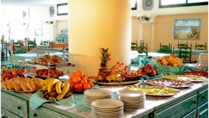 Un bufé con diversos alimentos y un gran pilar en el centro.
