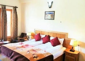 Deluxe Room | Desk, rollaway beds, free WiFi, bed sheets