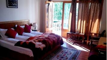 Deluxe Room | Desk, rollaway beds, free WiFi, bed sheets