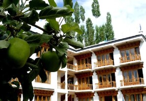 Un edificio de varios pisos con balcones y ventanas.