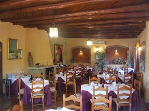 점심 식사 및 저녁 식사 제공, 지역 특선 요리