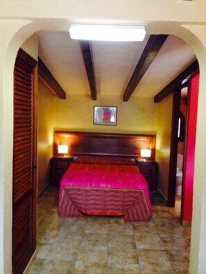 Studio, 1 Queen-Bett, Terrasse | Zimmersafe, kostenloses WLAN, Bettwäsche