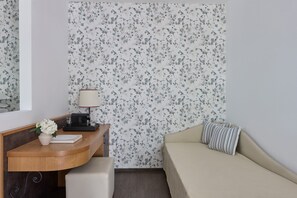 Open Plan Family Cottage | Minibar, in-room safe, individually decorated, desk - Hydra Beach Resort  (Ermionida)