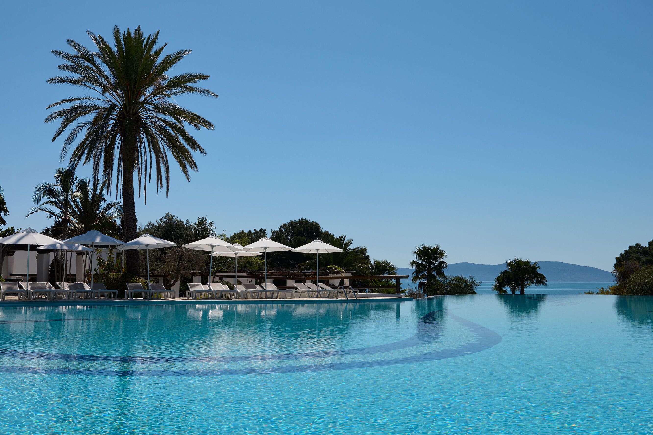 Piscina coperta, piscina all'aperto, ombrelloni da piscina, lettini