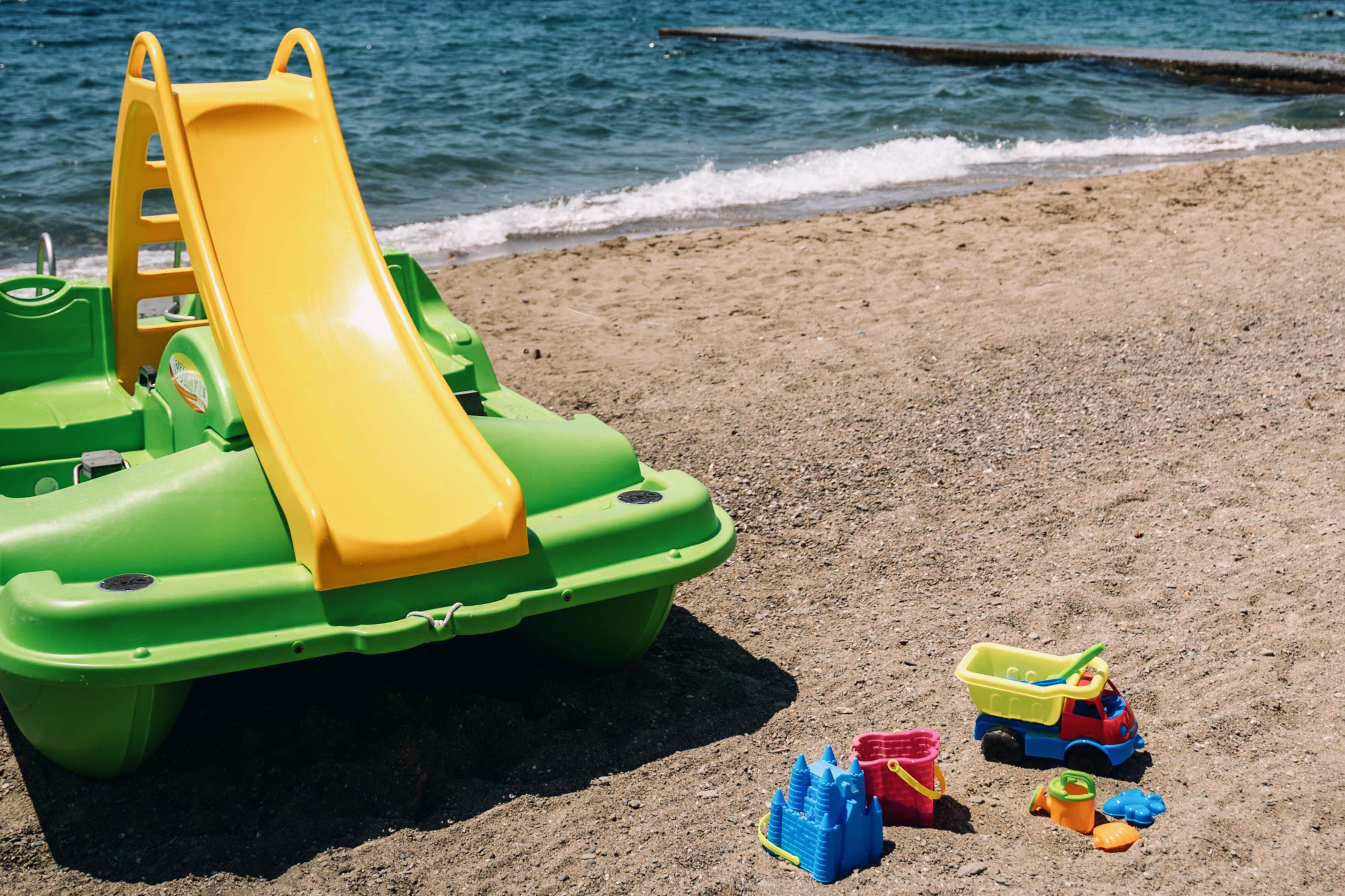 Ubicación a pie de playa, arena blanca, tumbonas y sombrillas