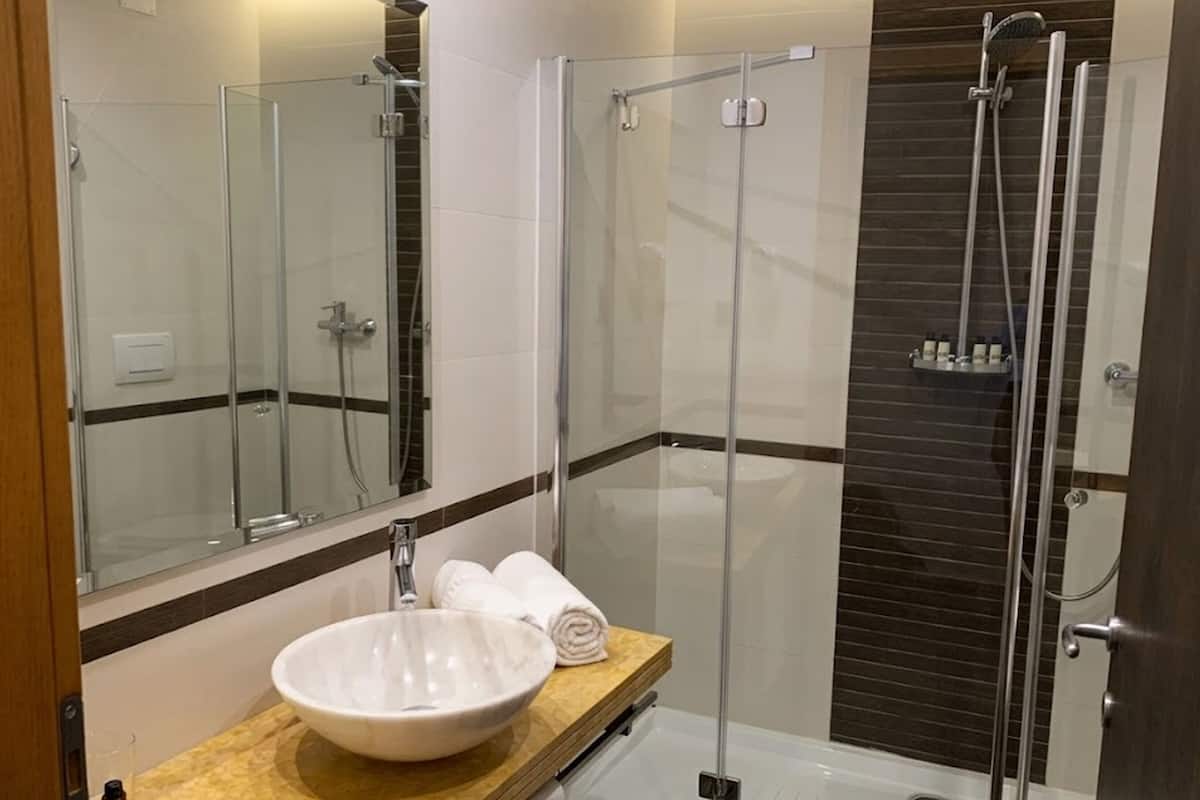 Rainfall showerhead, eco-friendly toiletries, hair dryer, slippers