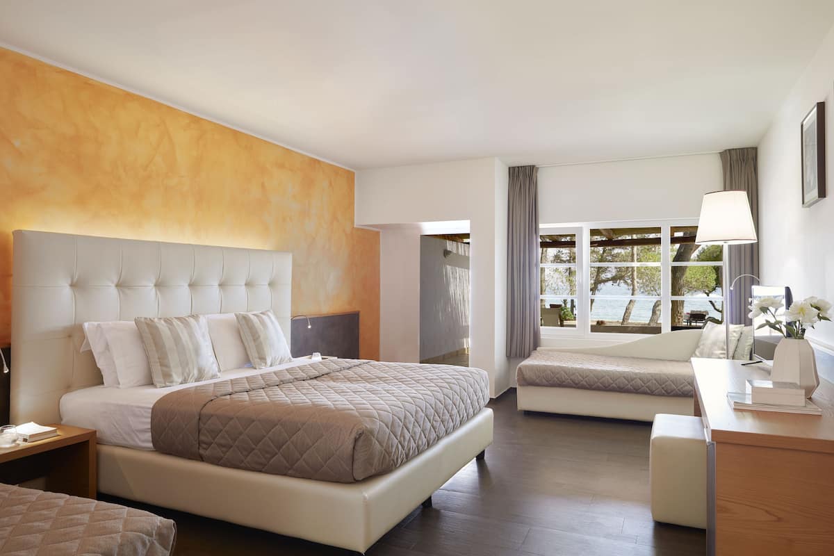 Deluxe Beach Front Room | 1 slaapkamer, een minibar, een kluis op de kamer