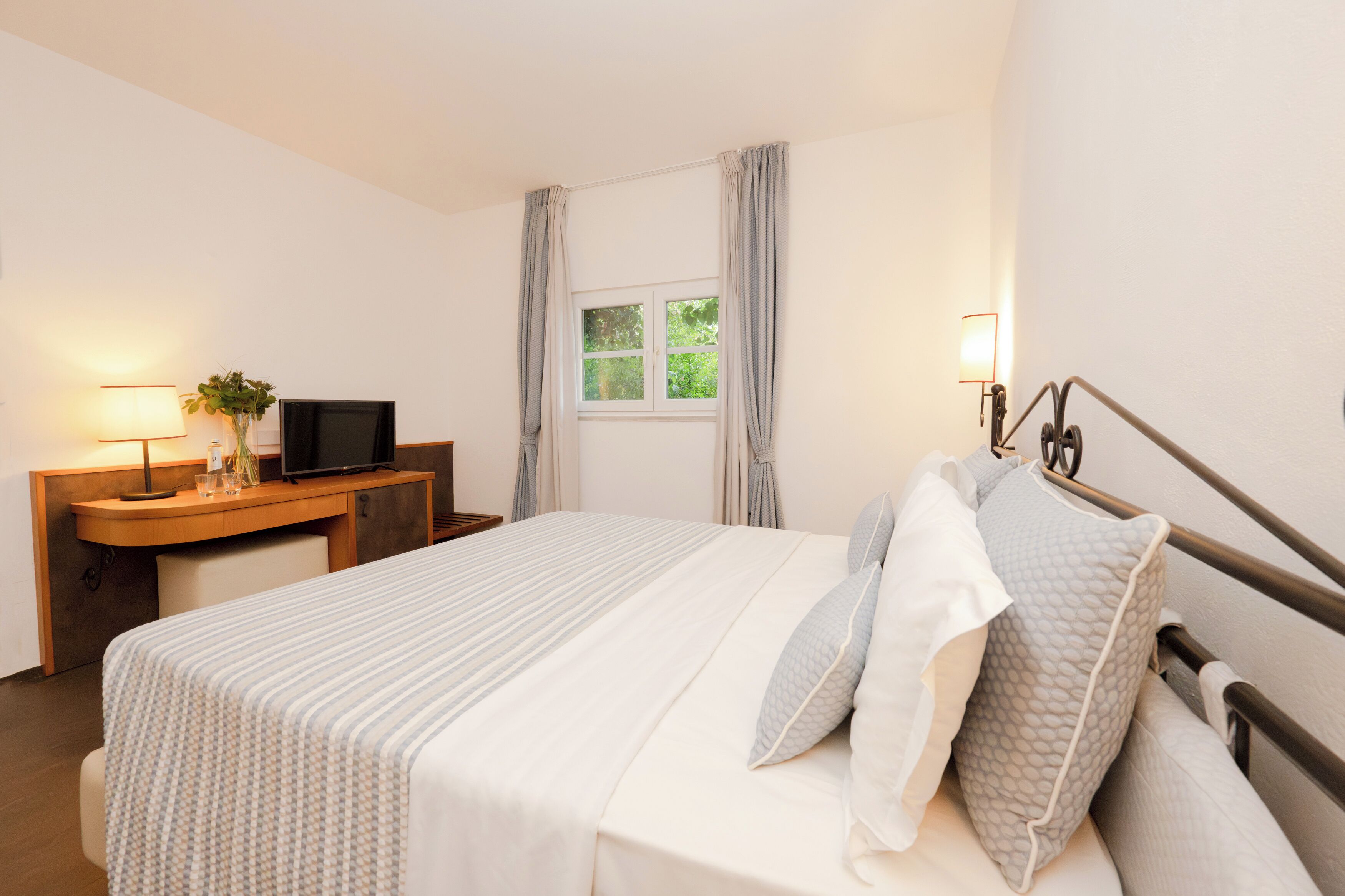 Minibar, caja de seguridad en la habitación y decoración personalizada 