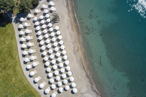 在海滩、白沙、沙滩椅、海滩遮阳伞
