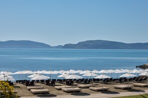 On the beach, white sand, sun loungers, beach umbrellas - Hydra Beach Resort (Ermionida)