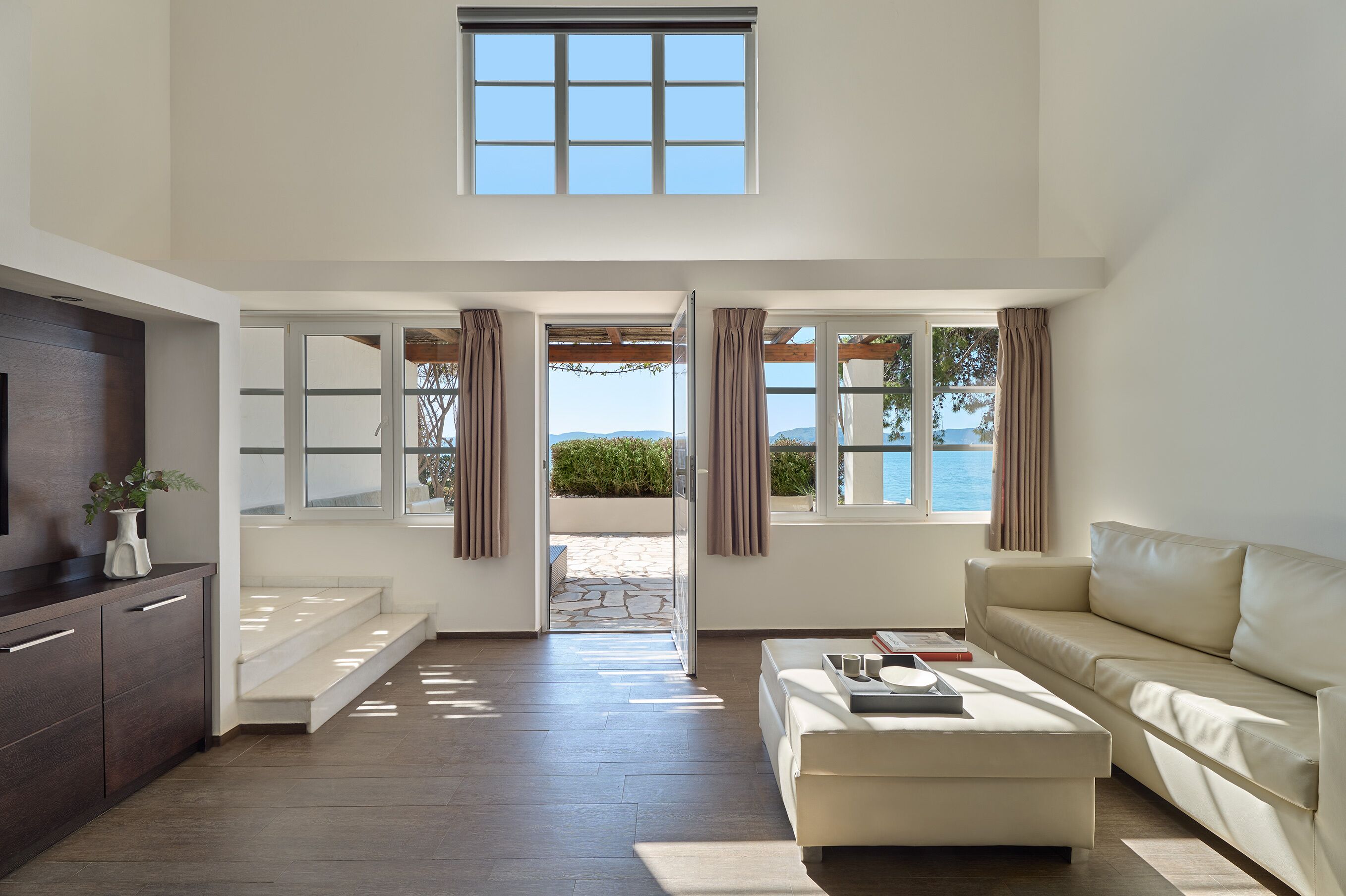 Two-Storey Beachfront Residence | Área de estar | TV de tela plana 37 polegadas com canais via satélite, TV
