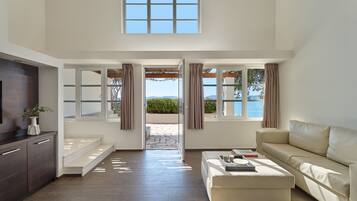 Two-Storey Beachfront Residence | Área de estar | TV de tela plana 37 polegadas com canais via satélite, TV