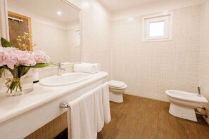 Rainfall showerhead, eco-friendly toiletries, hair dryer, slippers