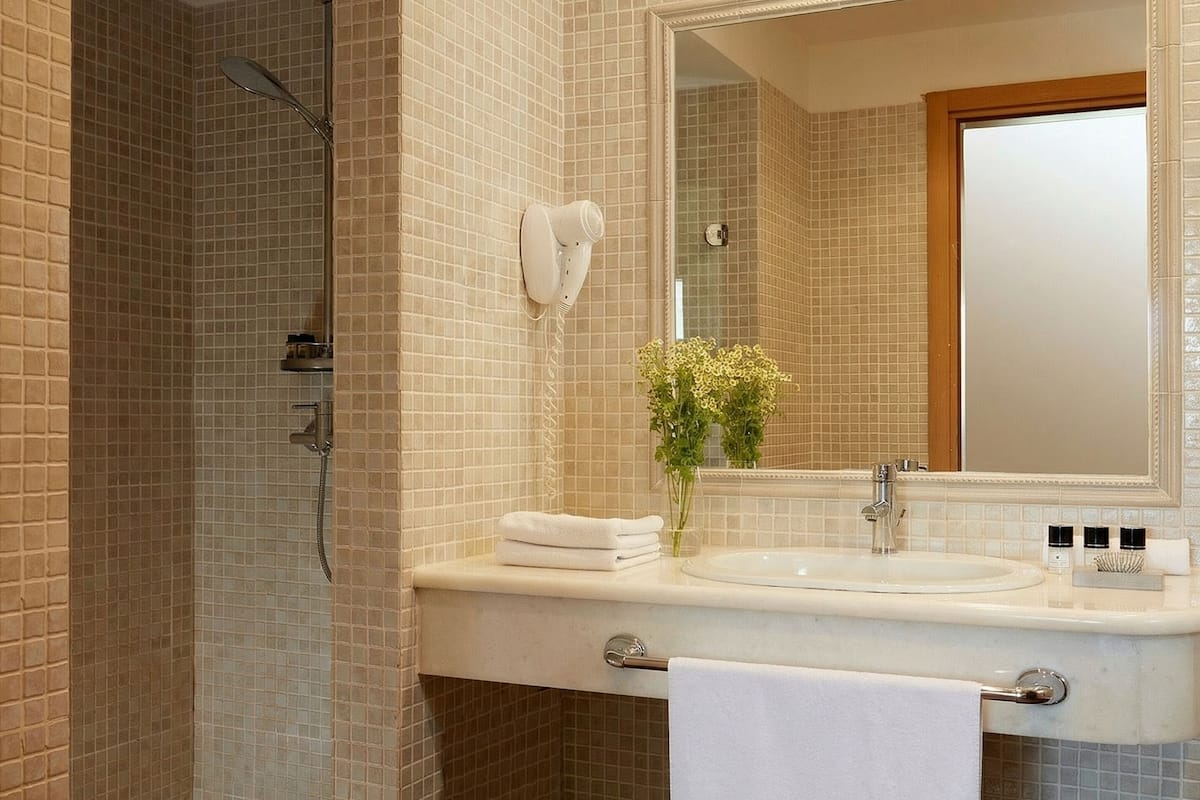 Rainfall showerhead, eco-friendly toiletries, hair dryer, slippers