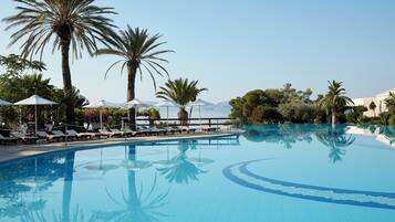 Hồ bơi trong nhà, hồ bơi ngoài trời, dù/ô trên bãi biển/hồ bơi