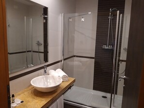 Rainfall showerhead, eco-friendly toiletries, hair dryer, slippers