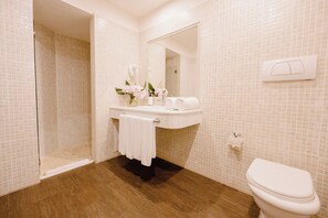 Rainfall showerhead, eco-friendly toiletries, hair dryer, slippers