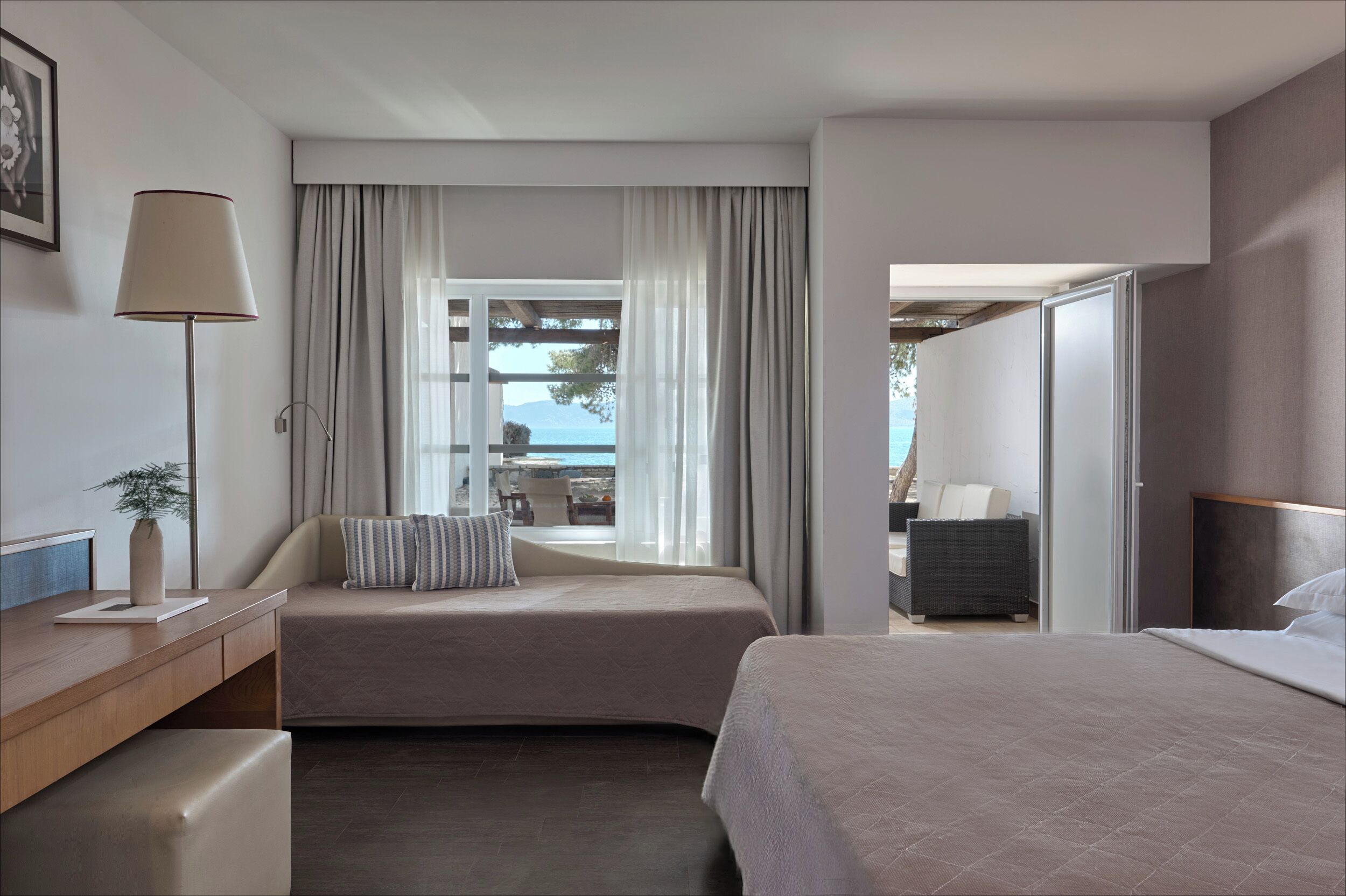 Bungalow Beach Front | Minibar, pengeskab på værelset, individuelt design, skrivebord