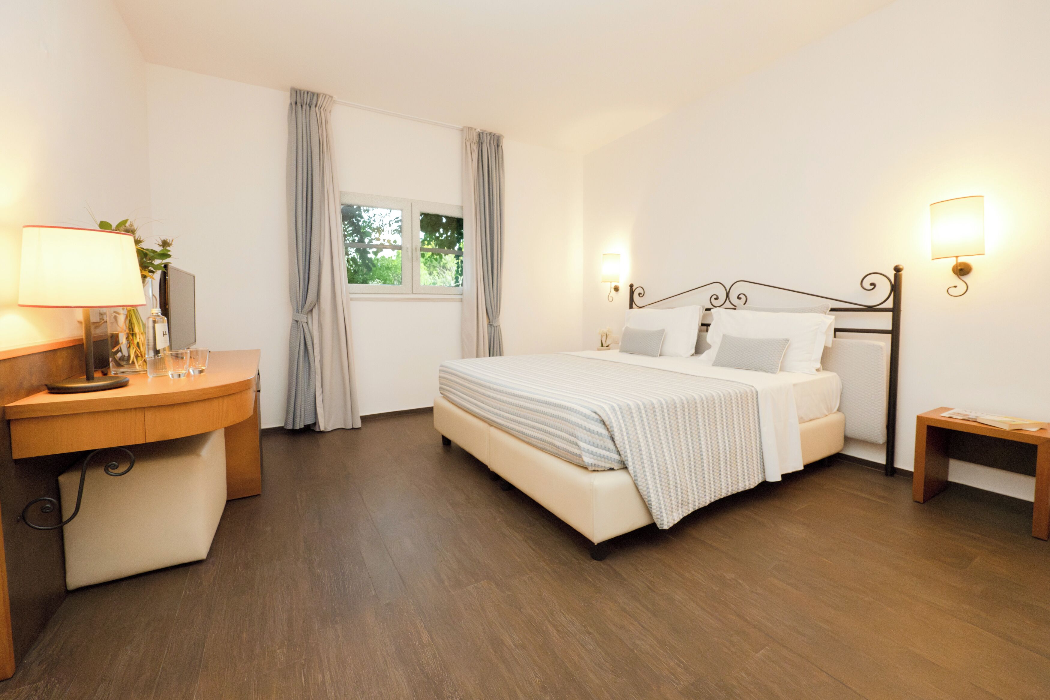 Minibar, coffres-forts dans les chambres, décoration personnalisée